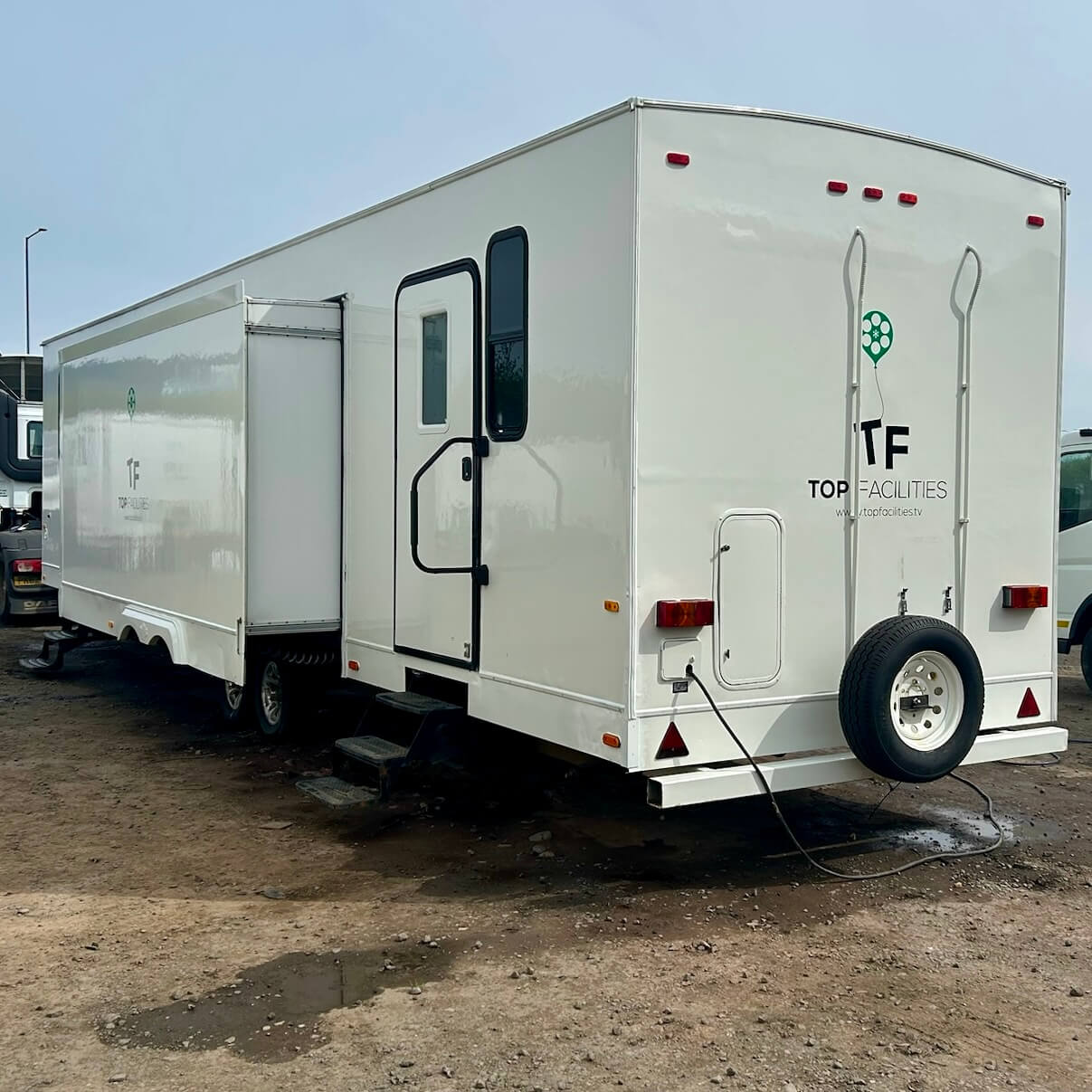 MU009 – 6 Position Make-Up Trailer